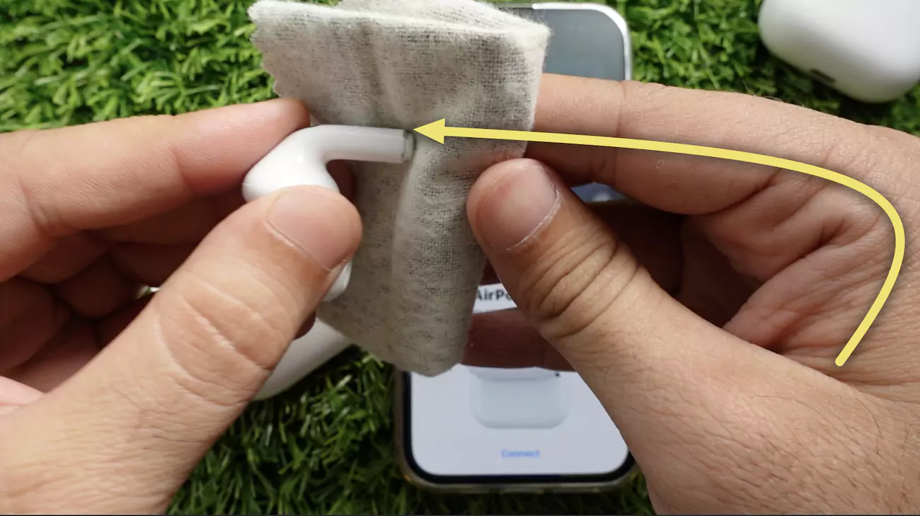 clean-airpod-when-wont-charge-or-reset