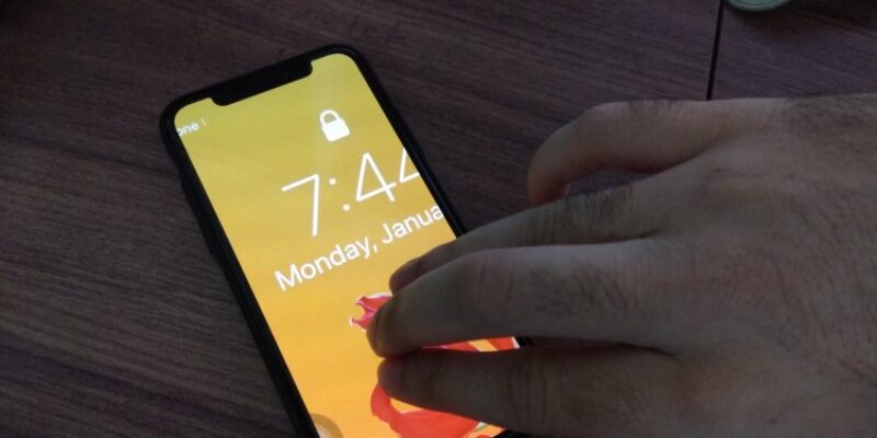 How to Zoom Out iPhone Lock Screen or Home Screen